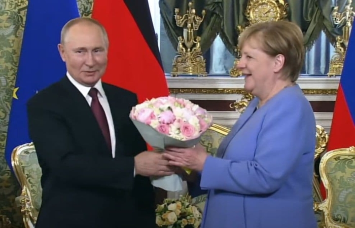 Angela Merkel kansler sifatida so‘nggi marta Putin bilan uchrashdi va jurnalistlarning savollariga javob berdi