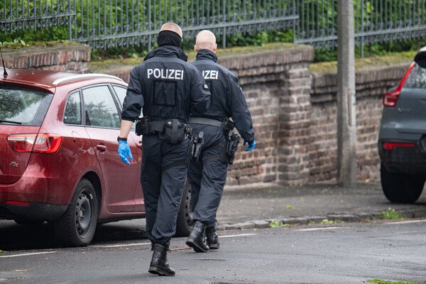Bavariyada erkak polisiyachilarga pichoq bilan hujum qildi