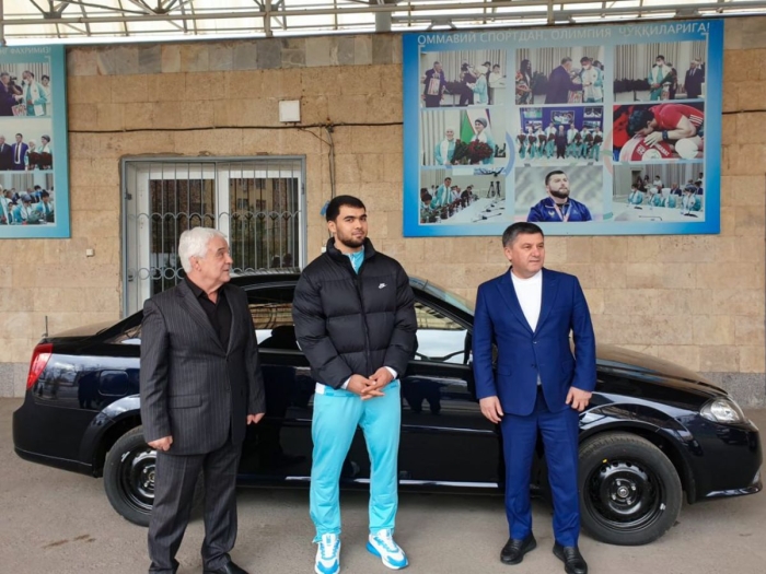 Акбар Жўраевга Gentra автомобили совға қилинди Акбар Жўраевга Gentra автомобили совға қилинди