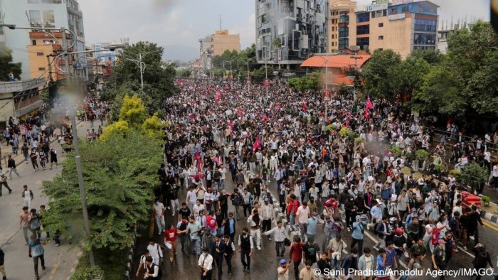 Непал ҳукумати оммавий норозилик намойишларидан сўнг ижтимоий тармоқларга қўйилган тақиқни бекор қилди — Reuters 