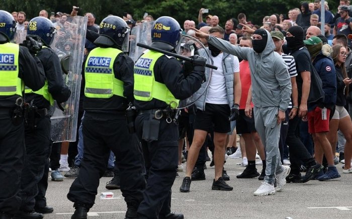 Британияда ноқонуний муҳожирларни меҳмонхоналарда жойлаштиришга қарши норозилик намойишлар кучайиб бормоқда