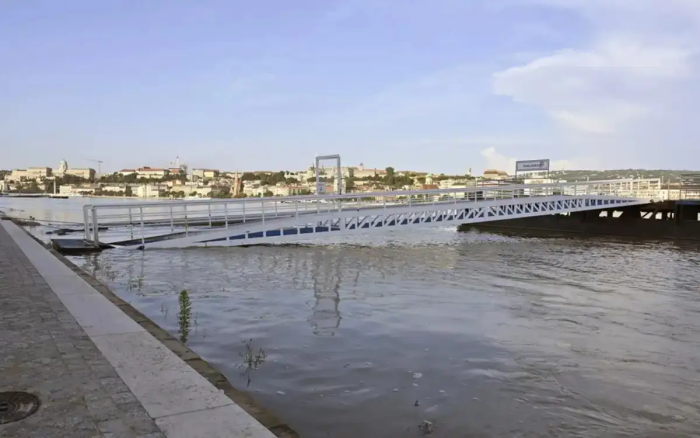 Венгрияда сув тошқини сабаб Дунай дарёсида сув сатҳи кўтарилди