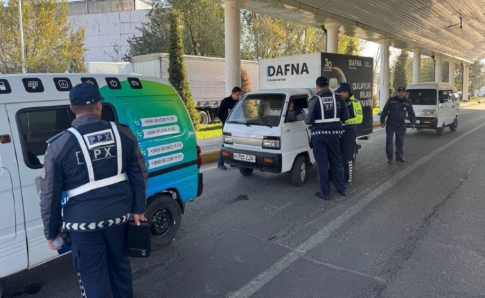 Тошкентда автомобиллардаги ноқонуний рекламалар олиб ташланмоқда