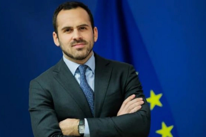 Европа Комиссияси Сербияни суд ва ҳуқуқий қонунларнинг янги тўпламини амалга оширишни тўхтатиб туришга чақирди