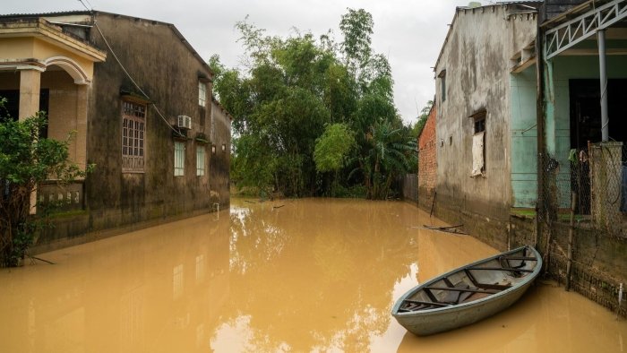 Вьетнамдаги сув тошқини юзга яқин одамнинг ҳаётига зомин бўлди