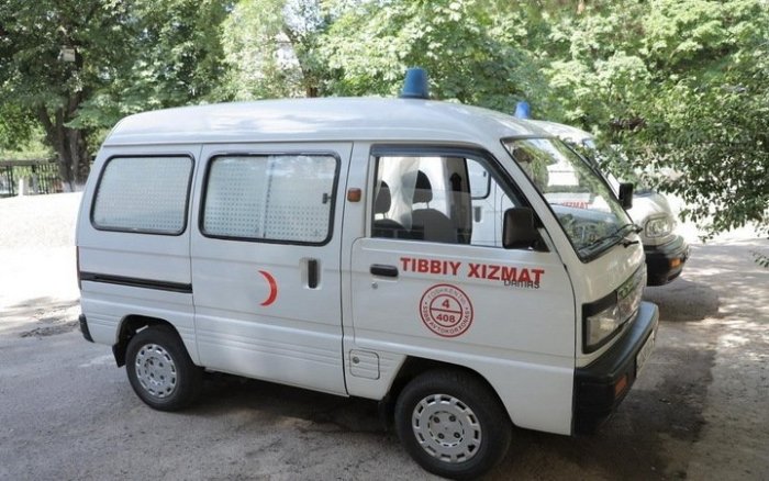 Андижонда Damas йўлда кетаётган тракторга бориб урилди Андижонда Damas йўлда кетаётган тракторга бориб урилди