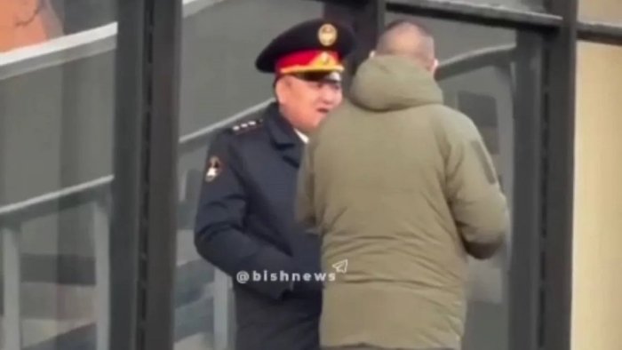 Qirg‘izistonda vazir jamoat joyida chekkani uchun jarimaga tortildi