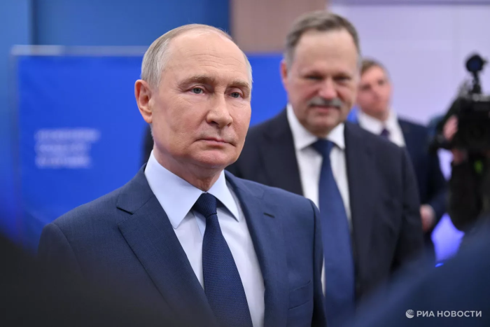 Shavkat Mirziyoyev va Putin tik oyoqda suhbatlashdi