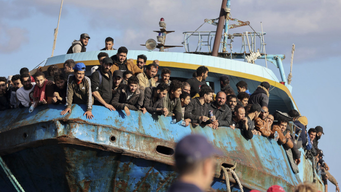 Греция полицияси Эврос дарёсидаги оролдан 91 нафар ноқонуний муҳожирни қутқарди