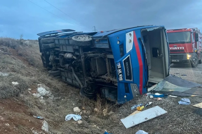 Истанбулда маҳбусларни олиб кетаётган автобус ағдарилди, қарийб 20 киши жабрланди