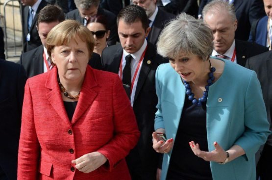 Angela Merkel Tereza Meyni hammaning oldida haqorat qildi