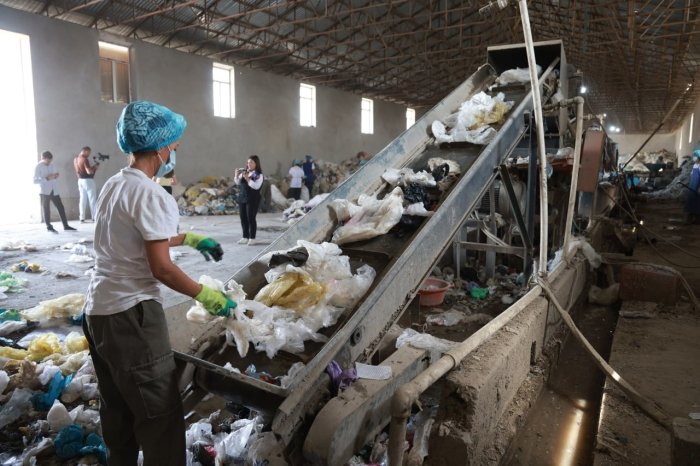 426 та иш ўрни, бир кунда 20 тонна чиқинди қайта ишланади — Самарқанддаги санитар корхона ҳақида