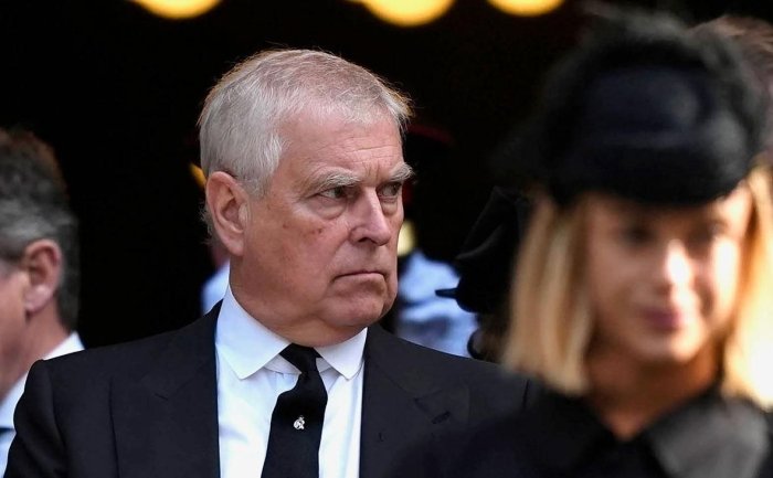 Bir yigit parkda silkinadi, otkinchi yordam beradi.