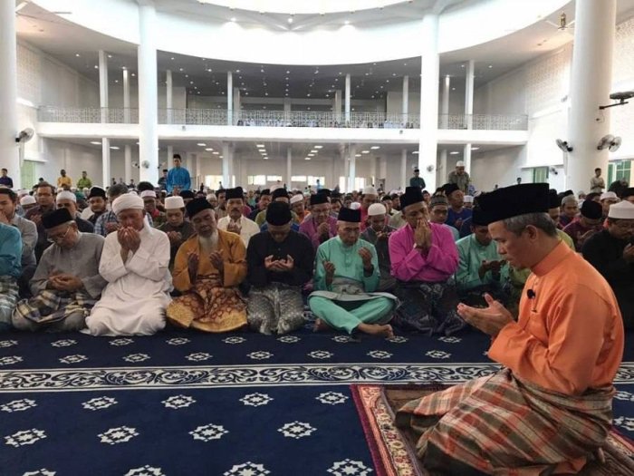 Малайзия ҳукумати жума намозига бормайдиган эркакларни ҳибсга олишга қарор қилди 