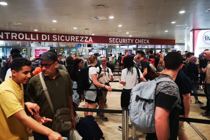 Italiya aeroportlarida ommaviy ish tashlash minglab sayyohlar uchun tahdid solmoqda