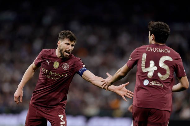 "Манчестер Сити" Ҳусановнинг рақобатчиси билан шартномани узайтирди