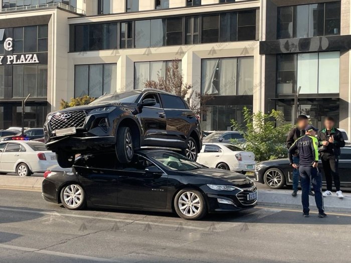 Yashnobodda "Chery" avtomashinasi "Malibu" ustiga chiqib ketdi