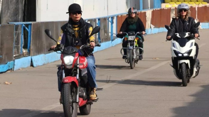 Эрон ҳукумати аёлларга мотоцикл ҳайдаш гувоҳномасини олишга расман рухсат берди