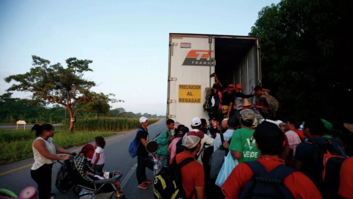 Мексикада катта йўлда юзлаб мигрантлар қамалиб қолган трейлер ташлаб кетилди