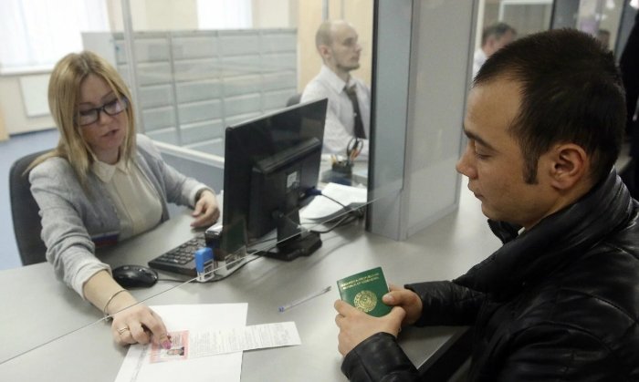 Россияда мигрантлар учун банк ҳисобларини чеклаш таклиф қилинди