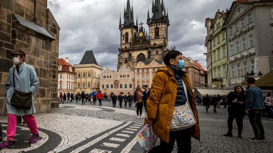 Чехия биринчи бўлиб умуммиллий карантинни бекор қилди