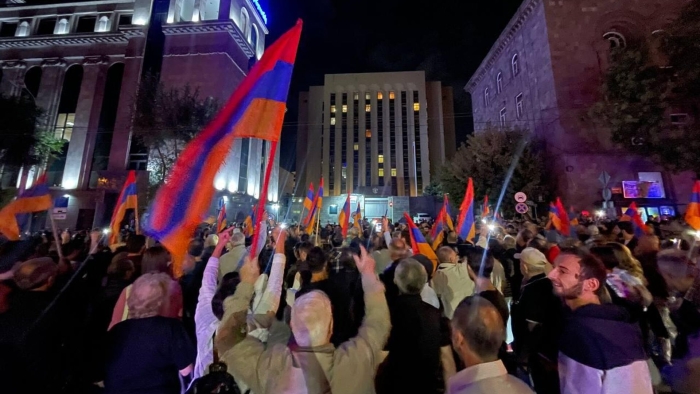 Armaniston poytaxti Yerevanda odamlar xukumat binosiga bostirib kirmoqda