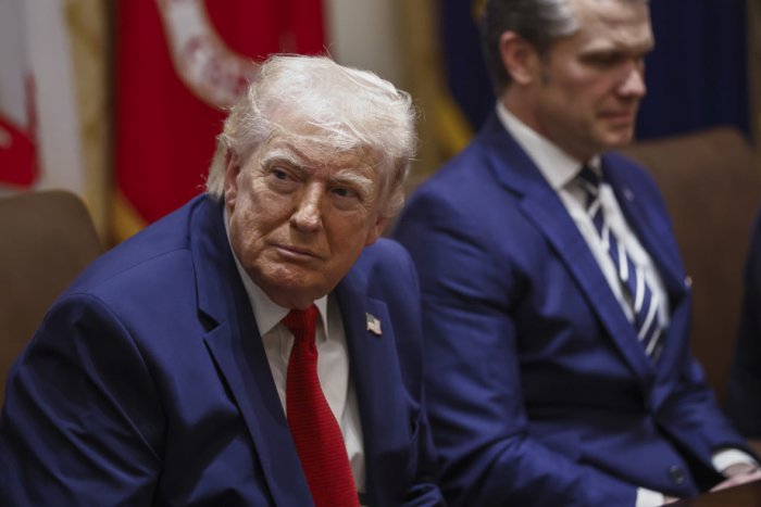 Трамп Эрон сулҳ сўраганини айтди. Теҳрон жавоб қайтарди