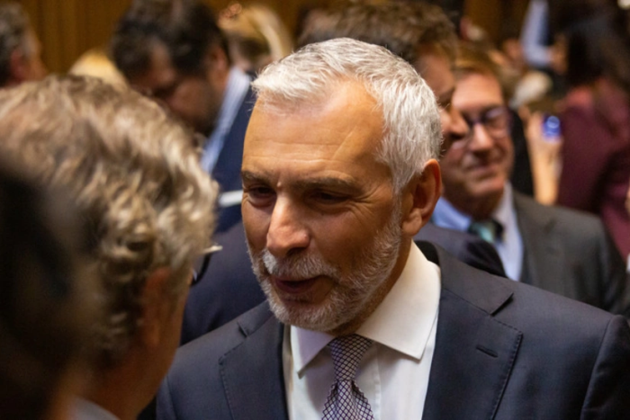 Фирибгарлик можаросига алоқадор бўлган Еврокомиссия ходими нафақага чиқди