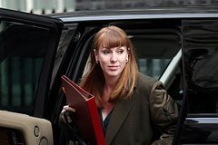 Британия Бош вазирига қарши фитна фош этилди