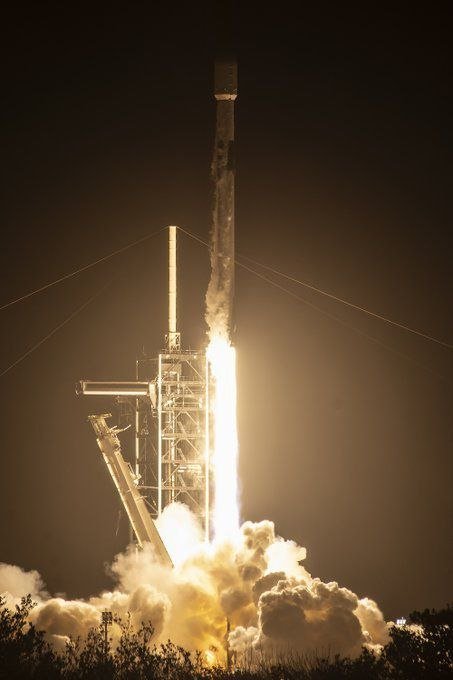 SpaceX Oyga qo‘nishi mo‘ljallangan ikkita tijorat apparatini olib ketuvchi raketani uchirdi