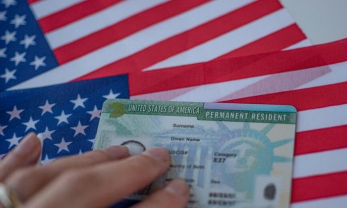 Оқ уй “хавф юқори” бўлган 19 мамлакат фуқароларининг грин-карталарини қайта кўриб чиқади