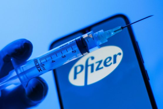 “Pfizer” Yevropaga vaksina yetkazib berishni vaqtincha qisqartirmoqda