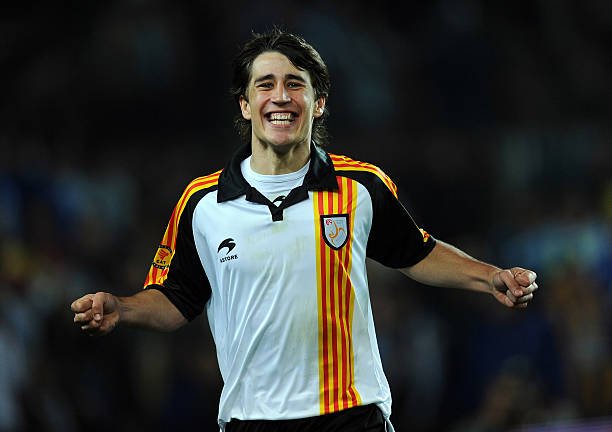 Er-xotin Qozonda jinsiy aloqa uchun sherik qidirmoqda. Anusdagi sabzavotlarni tomosha qiling