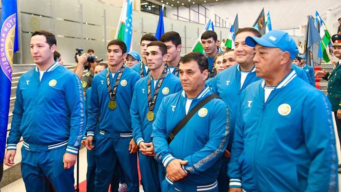 Xotin harbiy kiyimdagi shaxsiy fotosurat