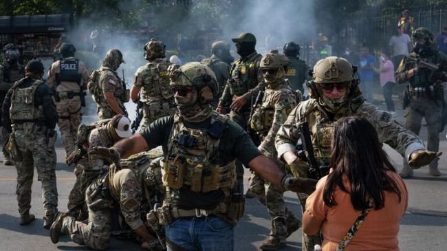 AQShda Trampning siyosatiga qarshi namoyishlar ko‘cha to‘qnashuvlariga aylandi 