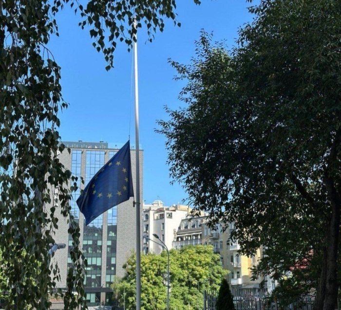 Evropa Ittifoqi Rossiyaning Kiyevga zarbasi qurbonlari xotirasiga bayroqlarini tushirdi