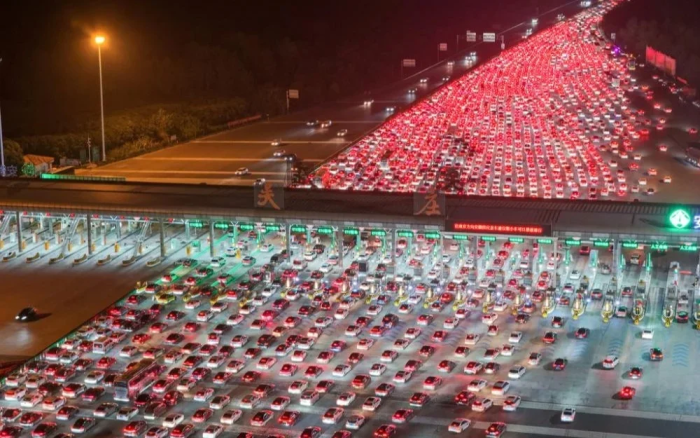 Хитойда гигант тирбандлик: минглаб машиналар бир сутка йўлда қолиб кетди