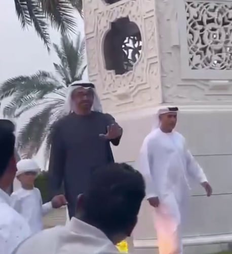 Muhammad bin Zayd Ol Nahayon Abu Dabidagi «Shayx Zayd» masjidi hovlisida og‘iz ochishga  yig‘ilgan ro‘zadorlarga qo‘shilib iftorlik qildi