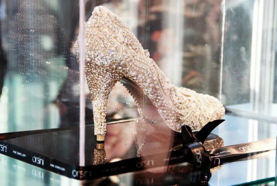 Dumbali uzun oyoqli qizlarning fotosuratlarini koring