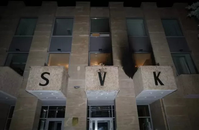 Прагадаги "Россия уйига" "Молотов коктейллари" билан ҳужум қилинди