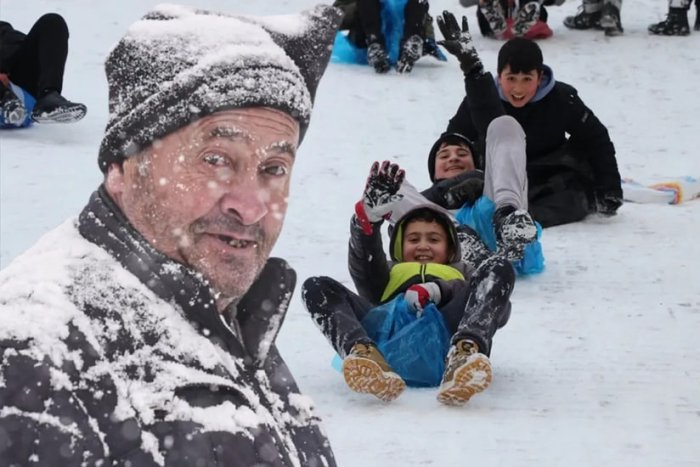 Кучли қор туфайли кўплаб мактаблар ёпилди