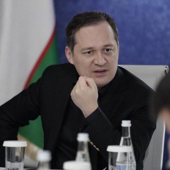 Комил Алламжонов ўзига билдирилган танқидларга жавоб қайтарди: "Ойликларни вақтида беряпсизми?"