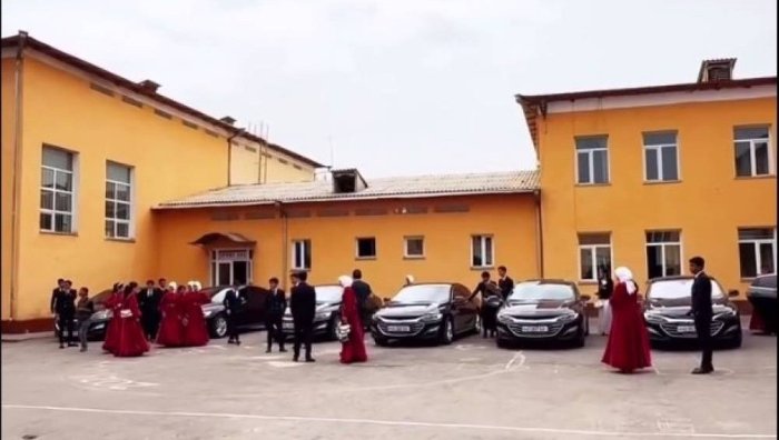 Namanganda maktab o‘quvchilari “vinetka“ uchun kortej uyushtirdi