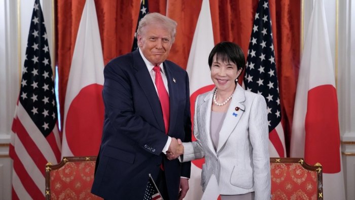 Трамп: "Нетаньяху Эрон энергетика объектларига ҳужум қилмасликка рози бўлди"