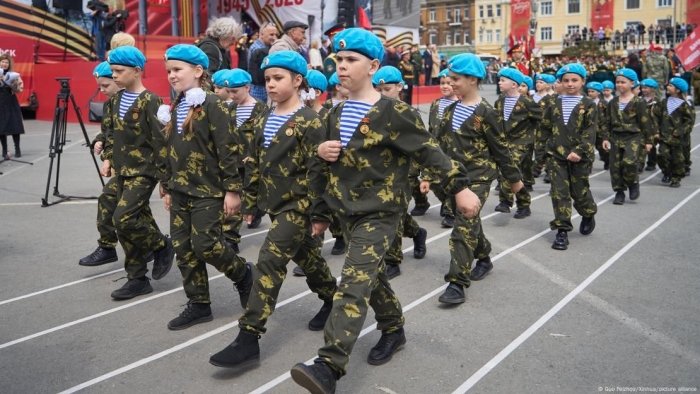 Владивостокда болалар иштирокида ҳарбий парад бўлиб ўтди — DW Владивостокда болалар иштирокида ҳарбий парад бўлиб ўтди — DW