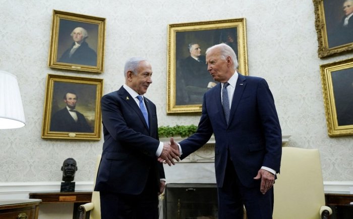 Poezd vagonida dirijyor jinsiy aloqa yashirin kamera Kievda qizlar bilan jinsiy aloqa