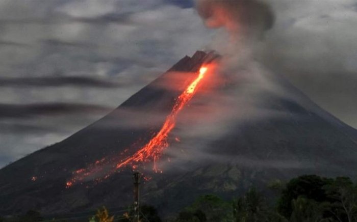 Индонезия шарқида Ибу вулқони отилди