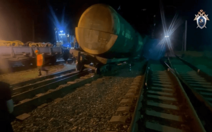 Россияда поезд вагонлари ағдарилиб кетиши оқибатида кема ёқилғиси оқиб кетди