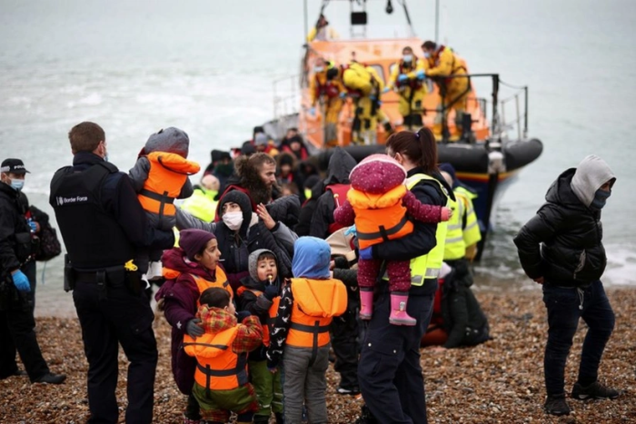 Buyuk Britaniya noqonuniy muhojirlarni sobiq harbiy bazalarga joylashtirmoqchi