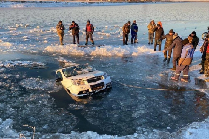 Қозоғистонда автомобиль муз остида ғарқ бўлди